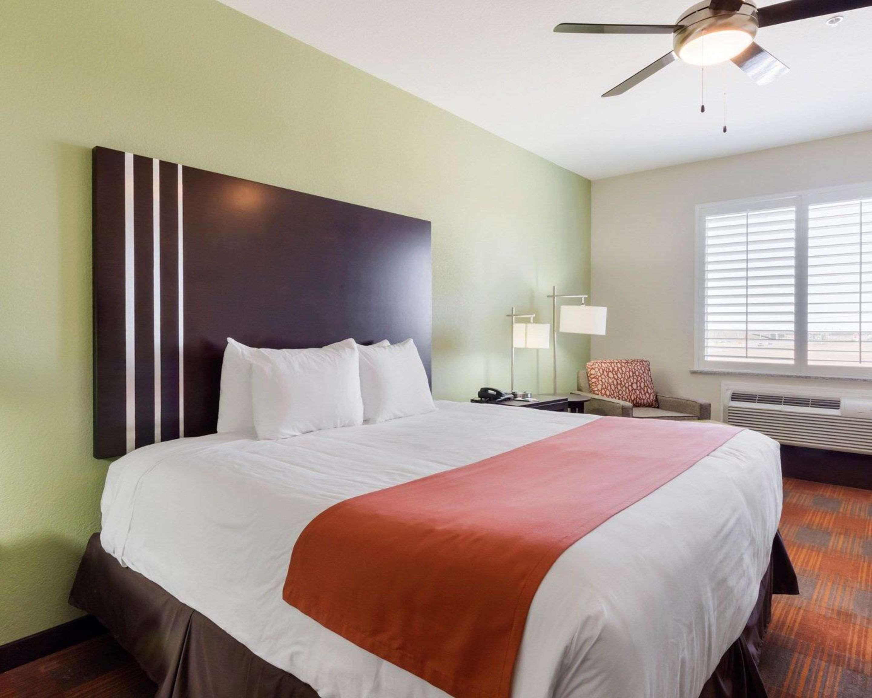 Quality Inn & Suites Victoria East Extérieur photo