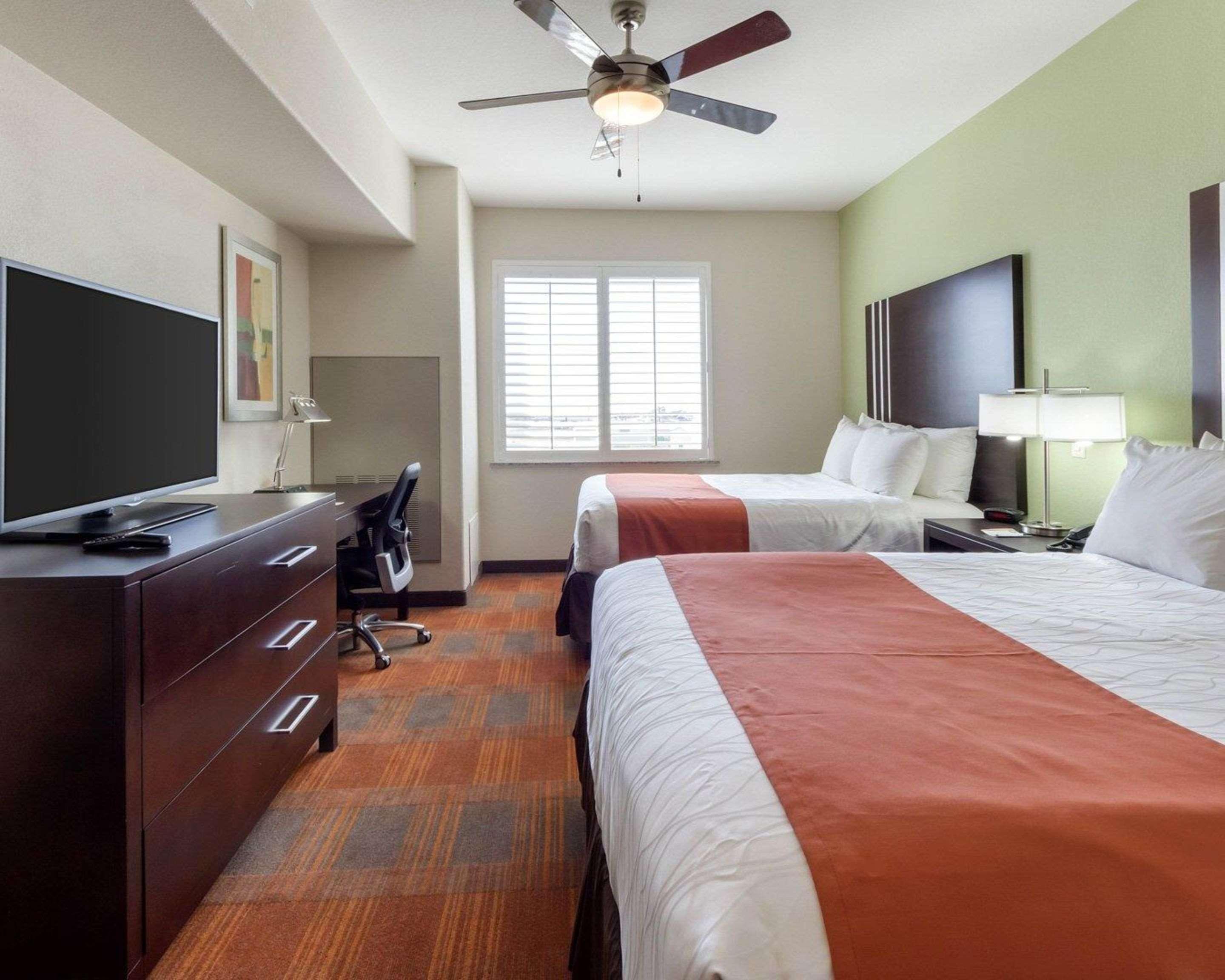 Quality Inn & Suites Victoria East Extérieur photo
