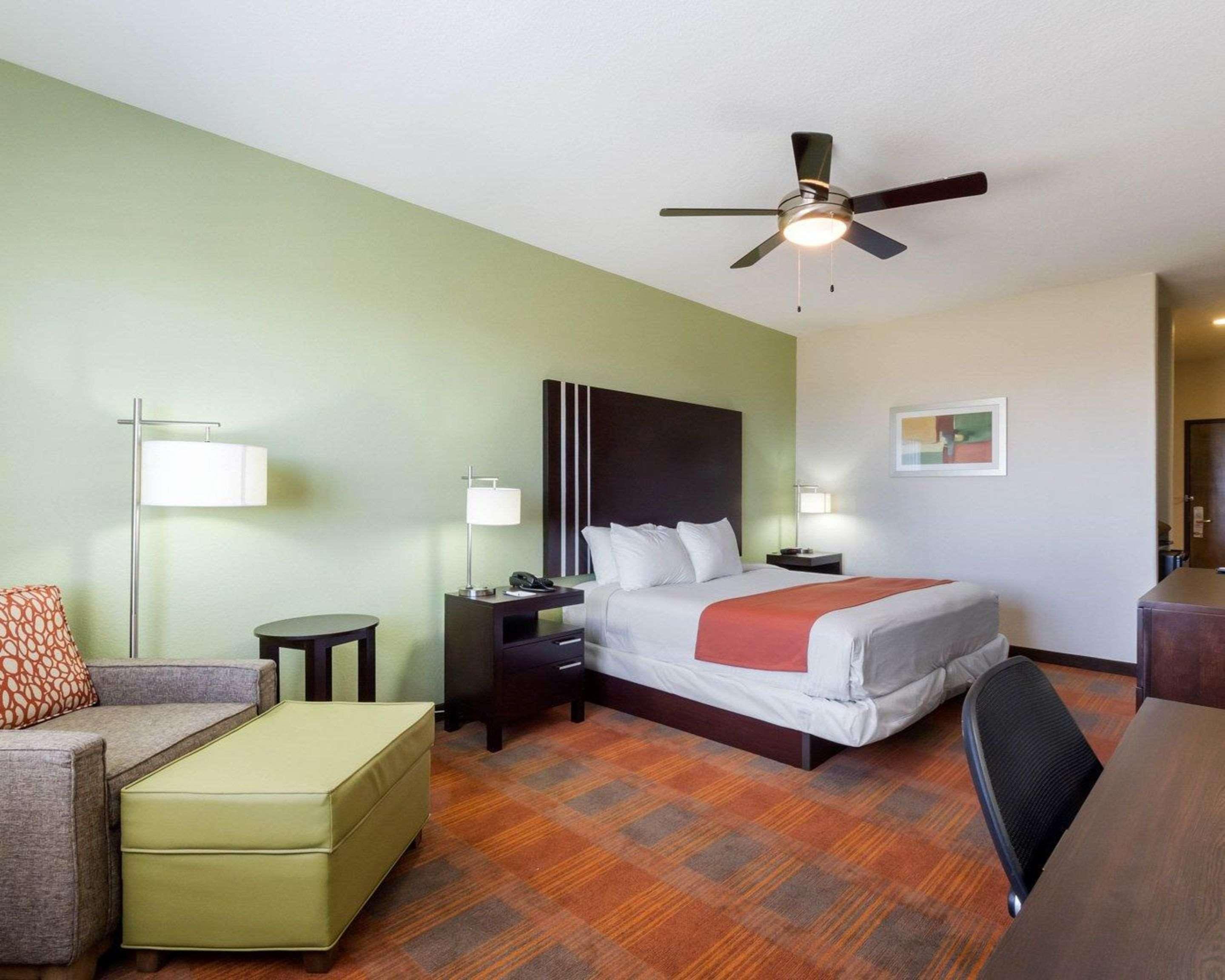 Quality Inn & Suites Victoria East Extérieur photo