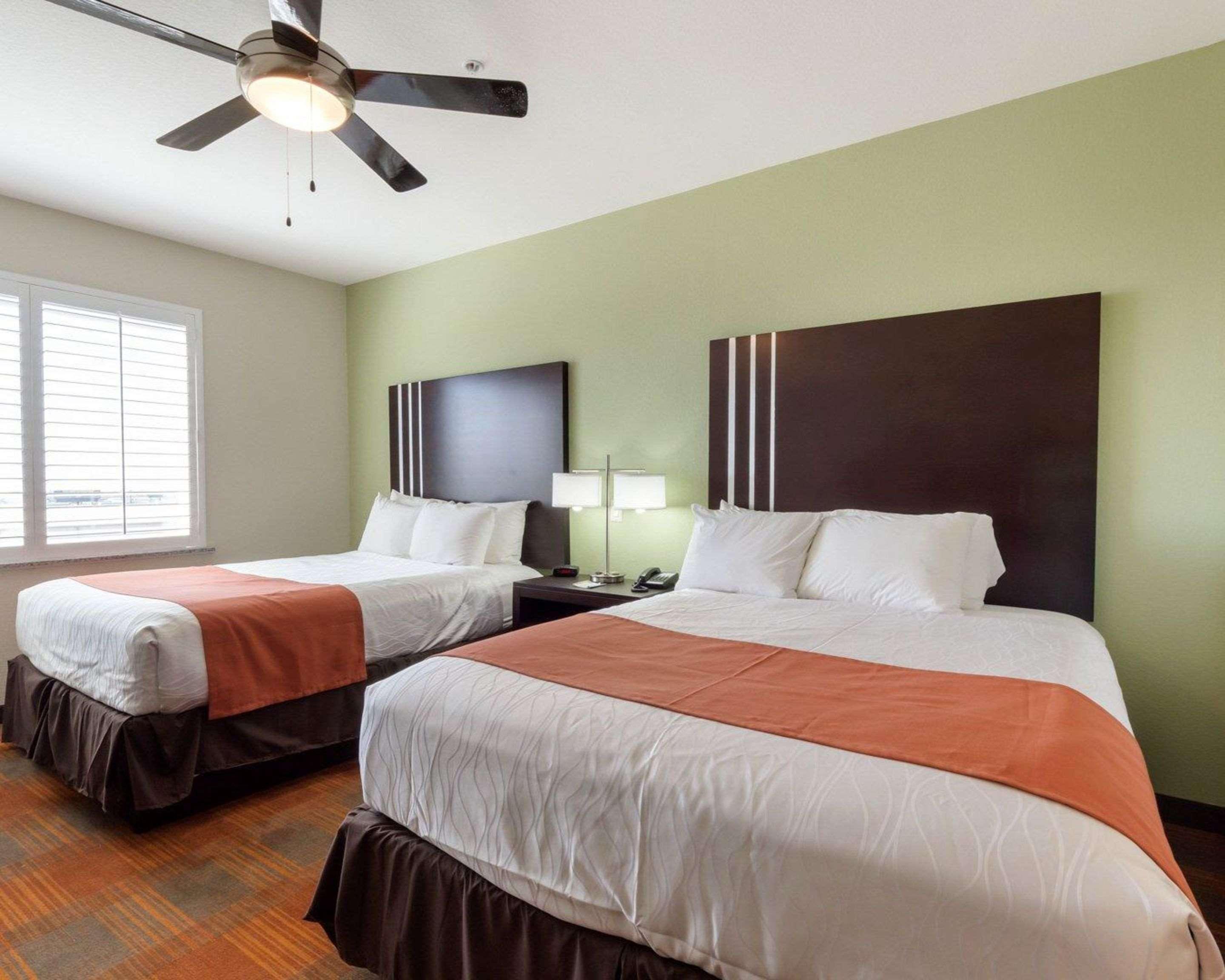 Quality Inn & Suites Victoria East Extérieur photo