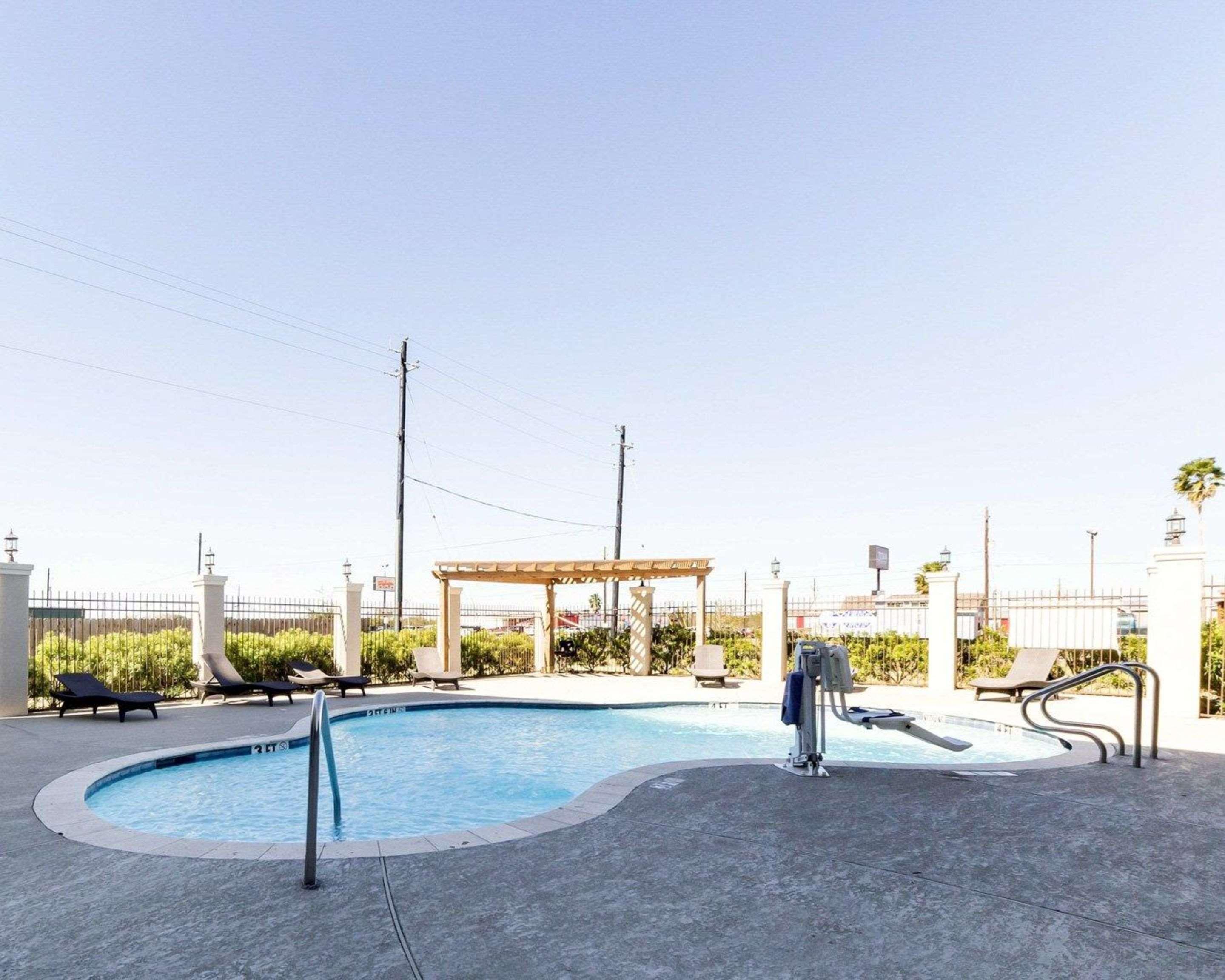 Quality Inn & Suites Victoria East Extérieur photo