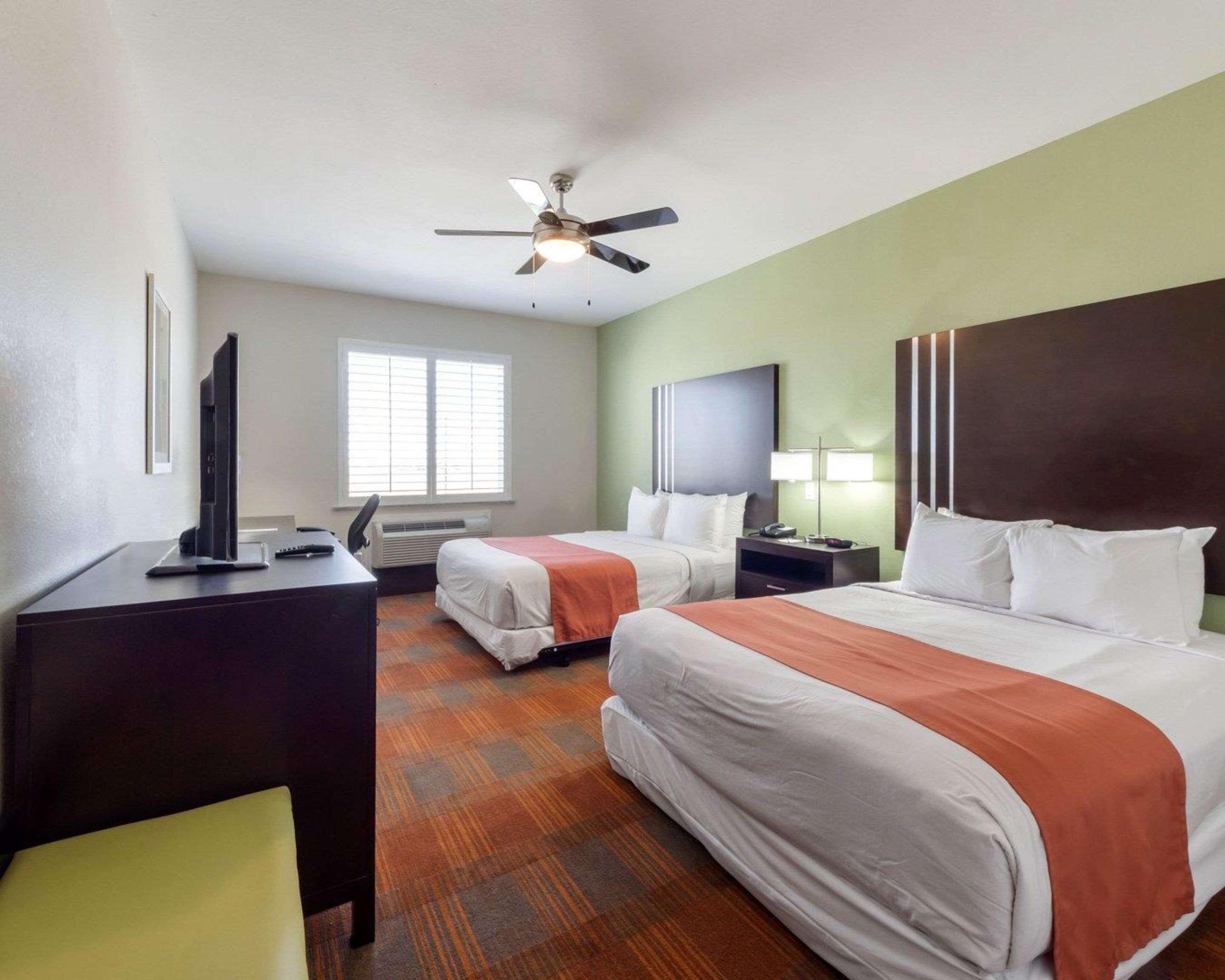 Quality Inn & Suites Victoria East Extérieur photo