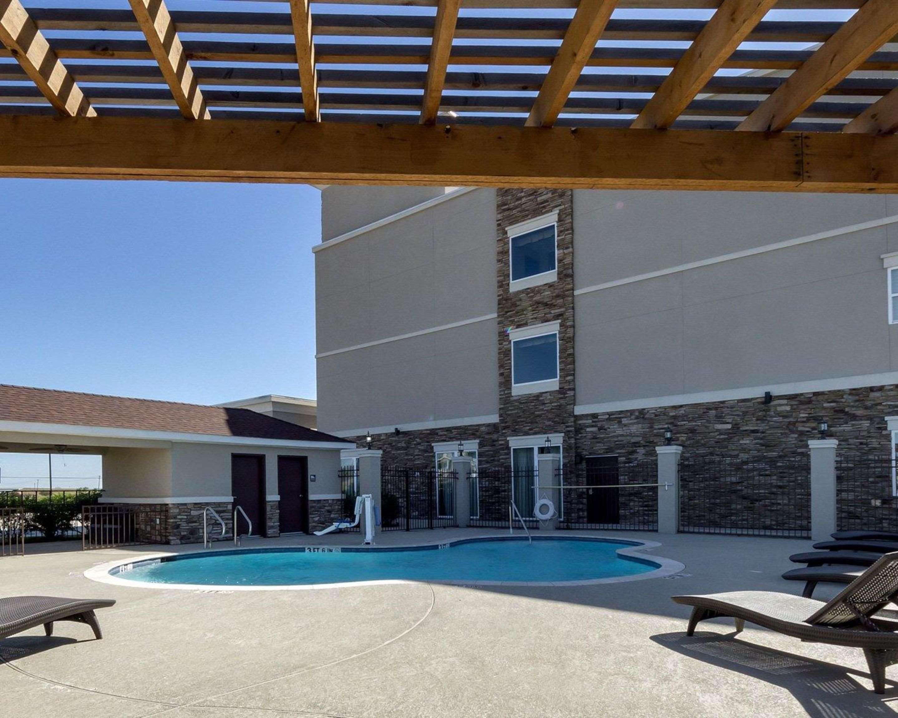 Quality Inn & Suites Victoria East Extérieur photo