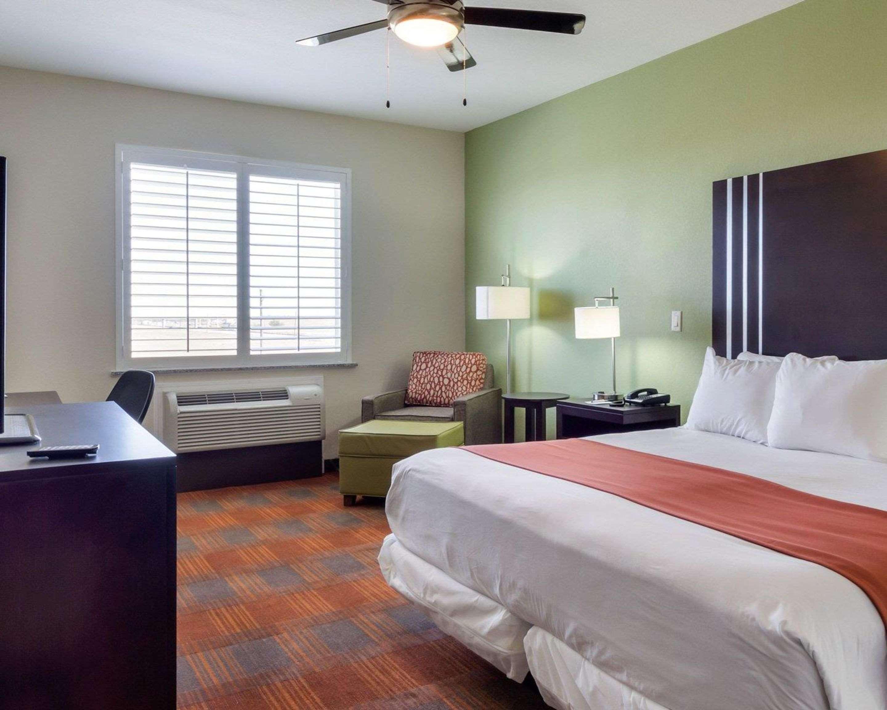 Quality Inn & Suites Victoria East Extérieur photo