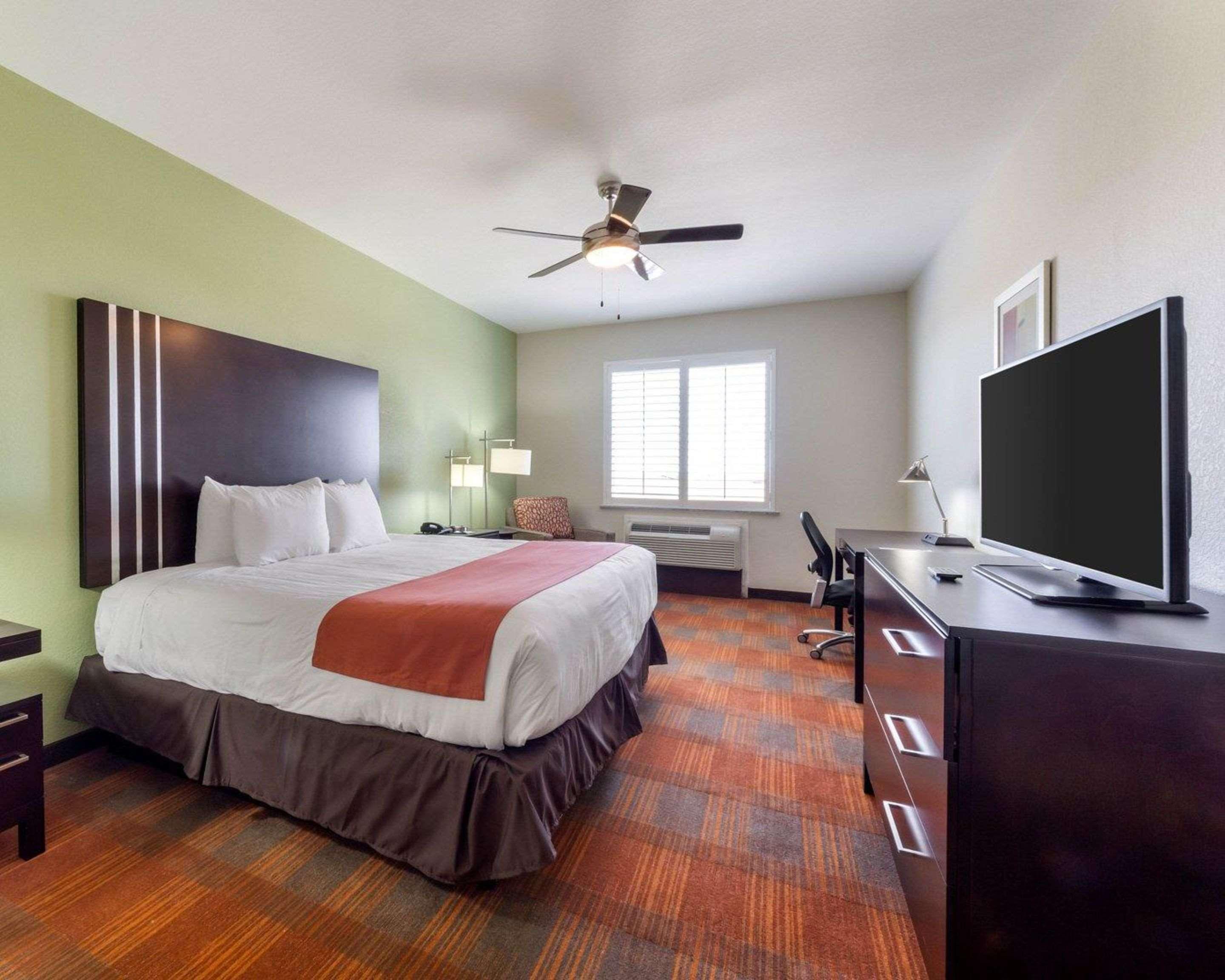Quality Inn & Suites Victoria East Extérieur photo