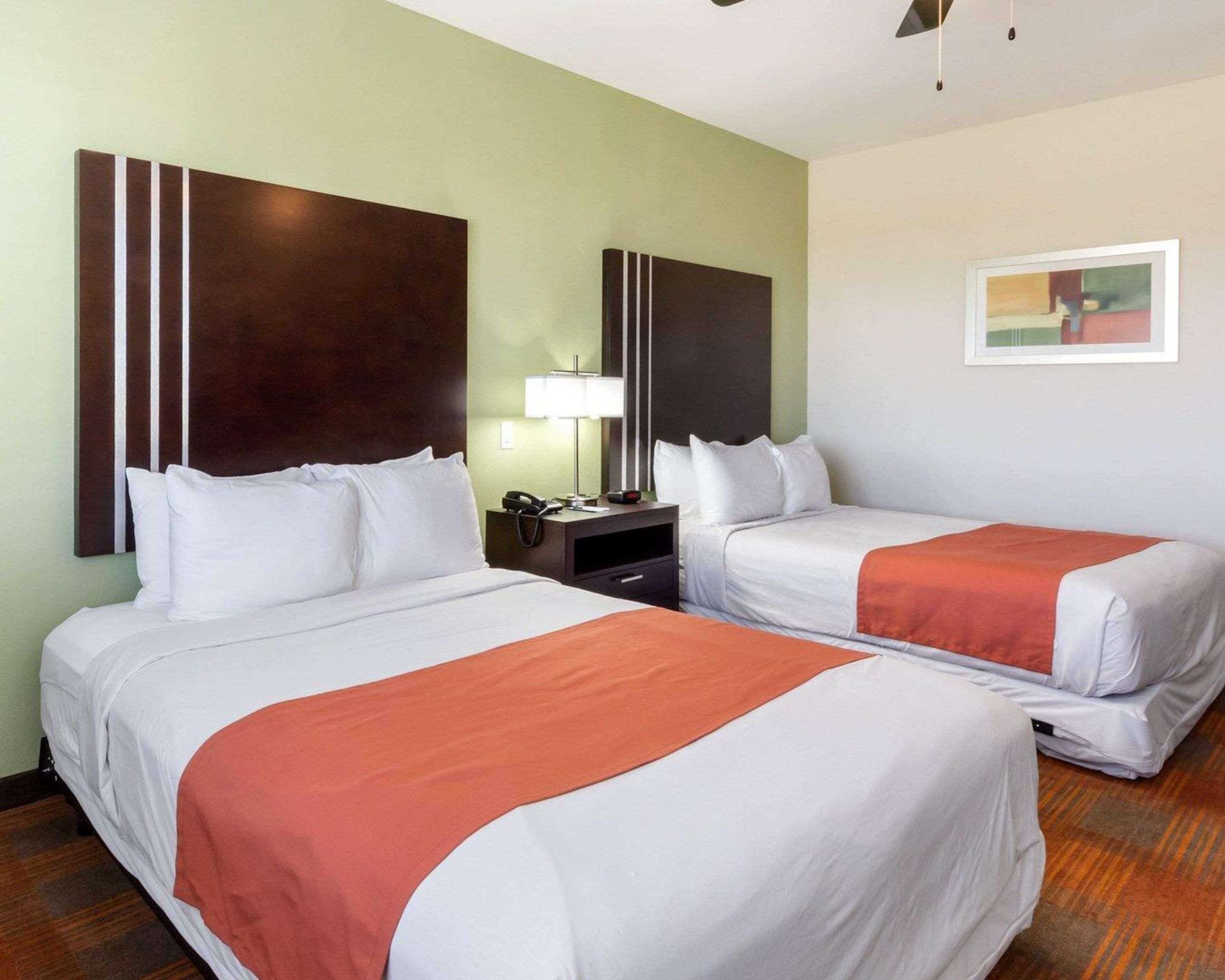 Quality Inn & Suites Victoria East Extérieur photo