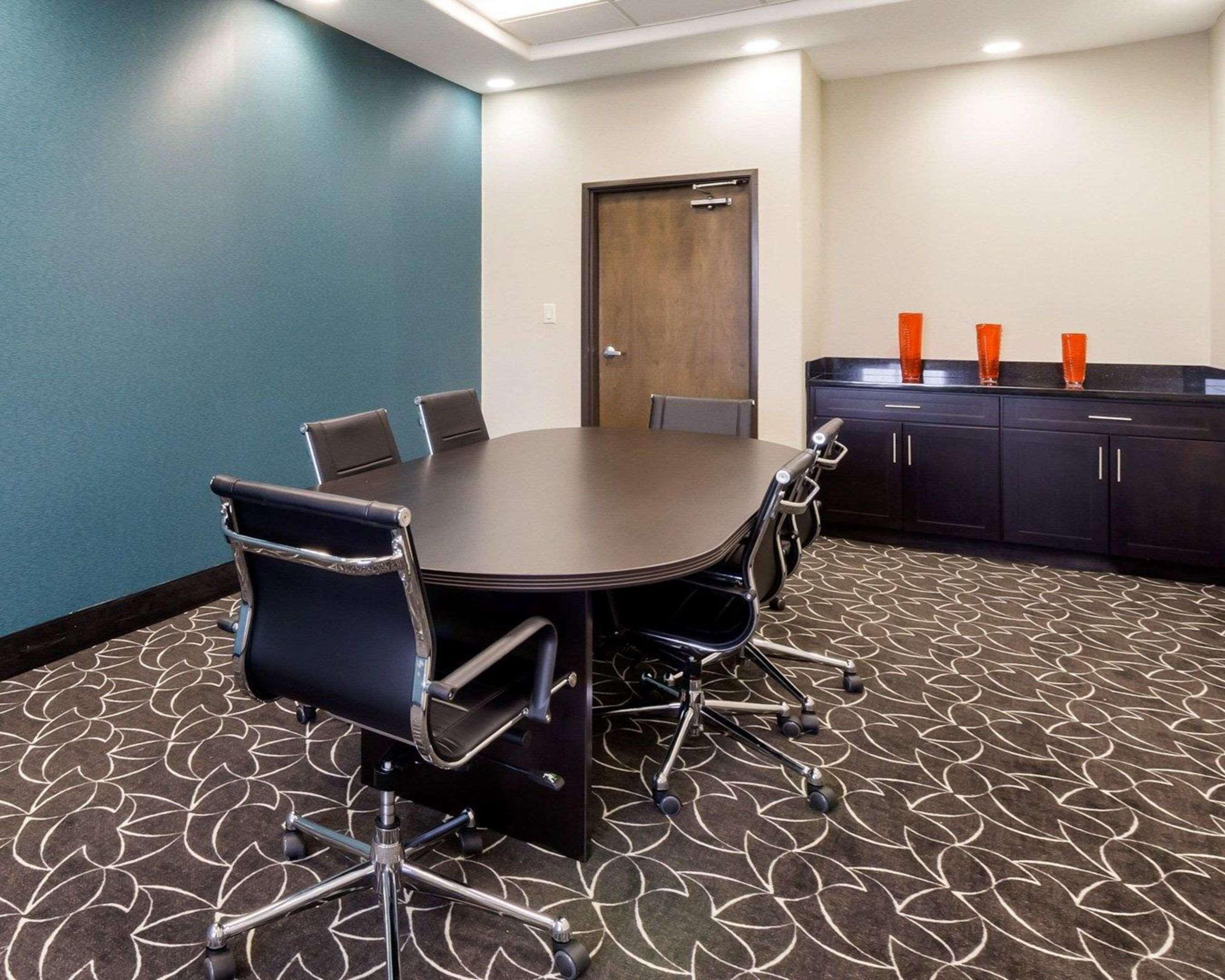 Quality Inn & Suites Victoria East Extérieur photo