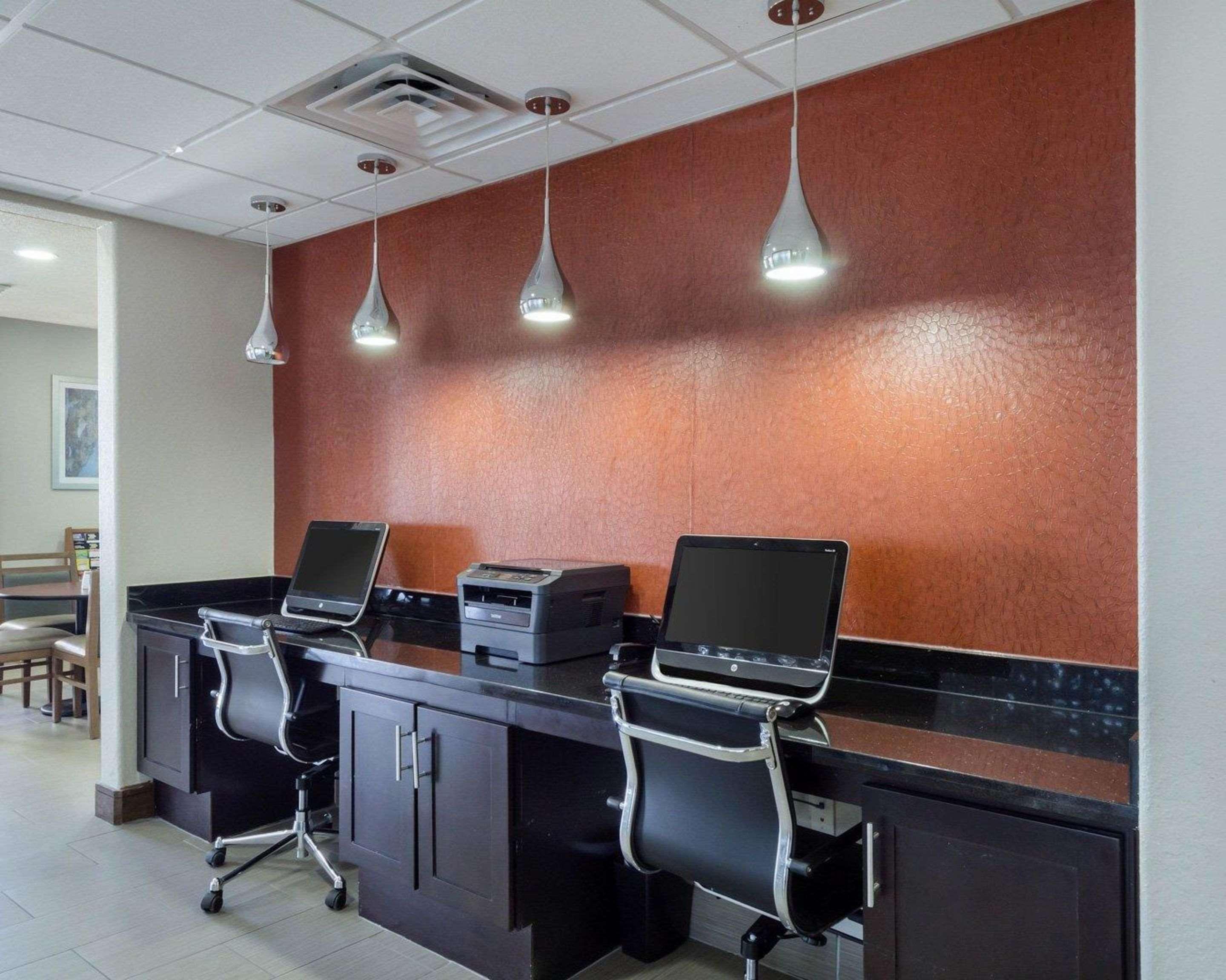 Quality Inn & Suites Victoria East Extérieur photo
