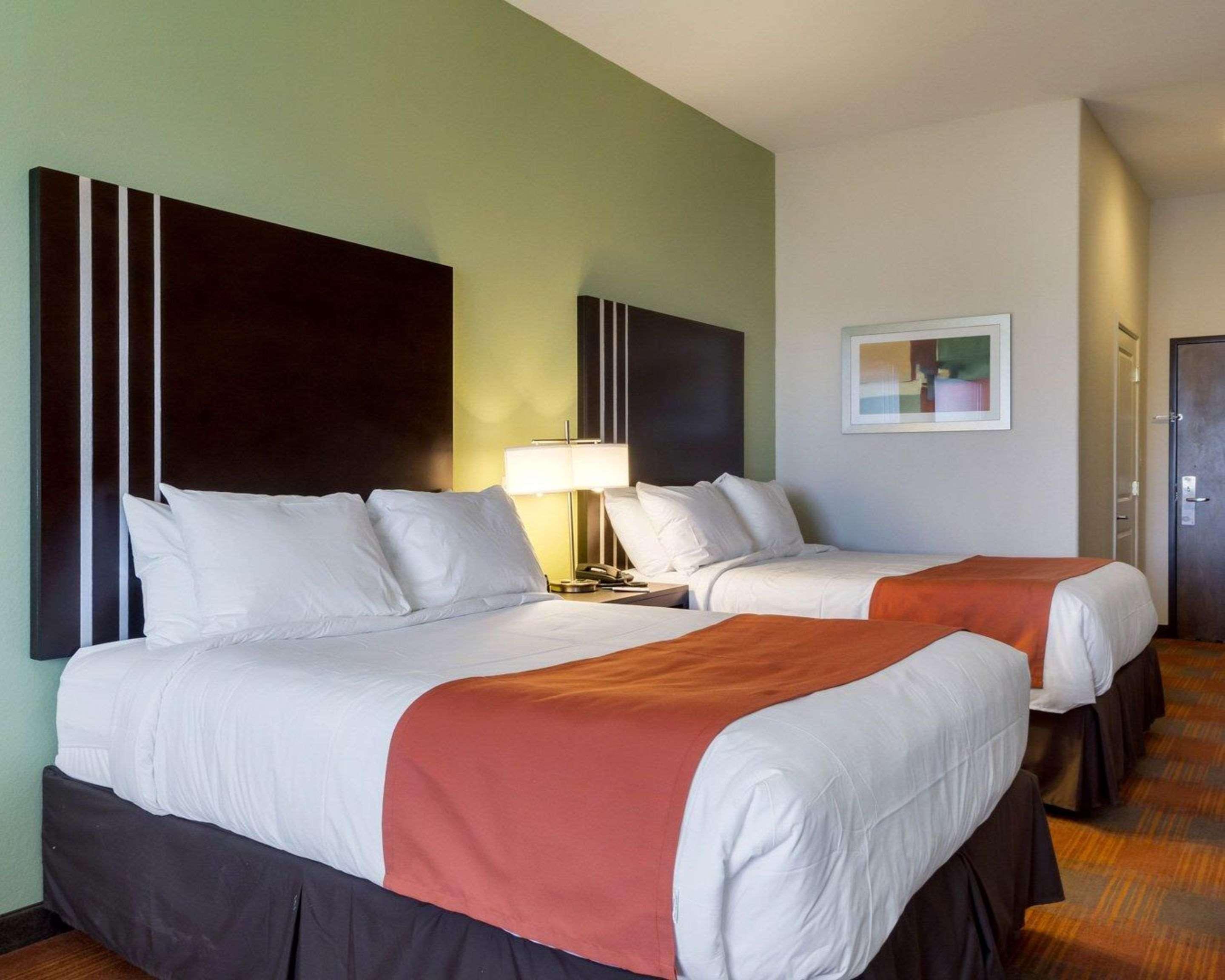 Quality Inn & Suites Victoria East Extérieur photo
