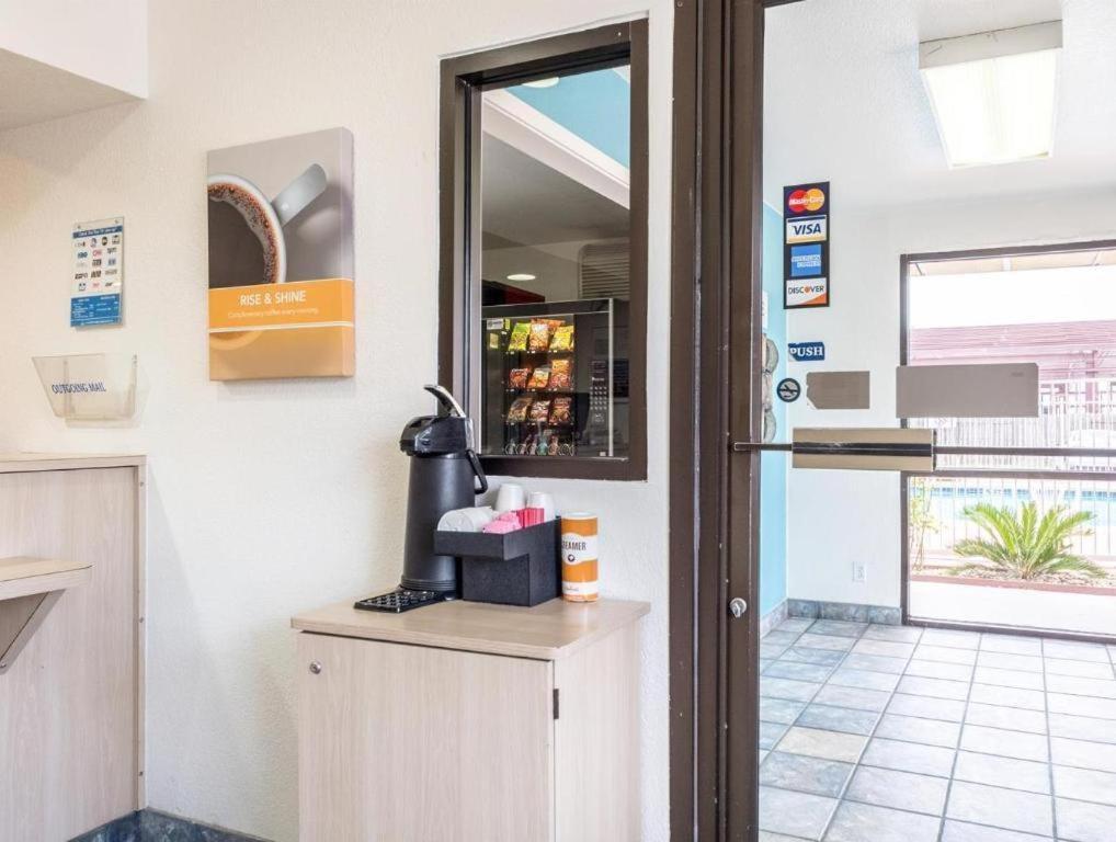 Quality Inn & Suites Victoria East Extérieur photo