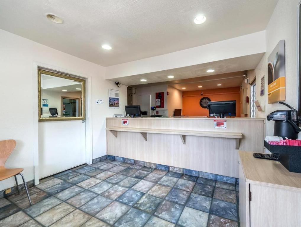 Quality Inn & Suites Victoria East Extérieur photo