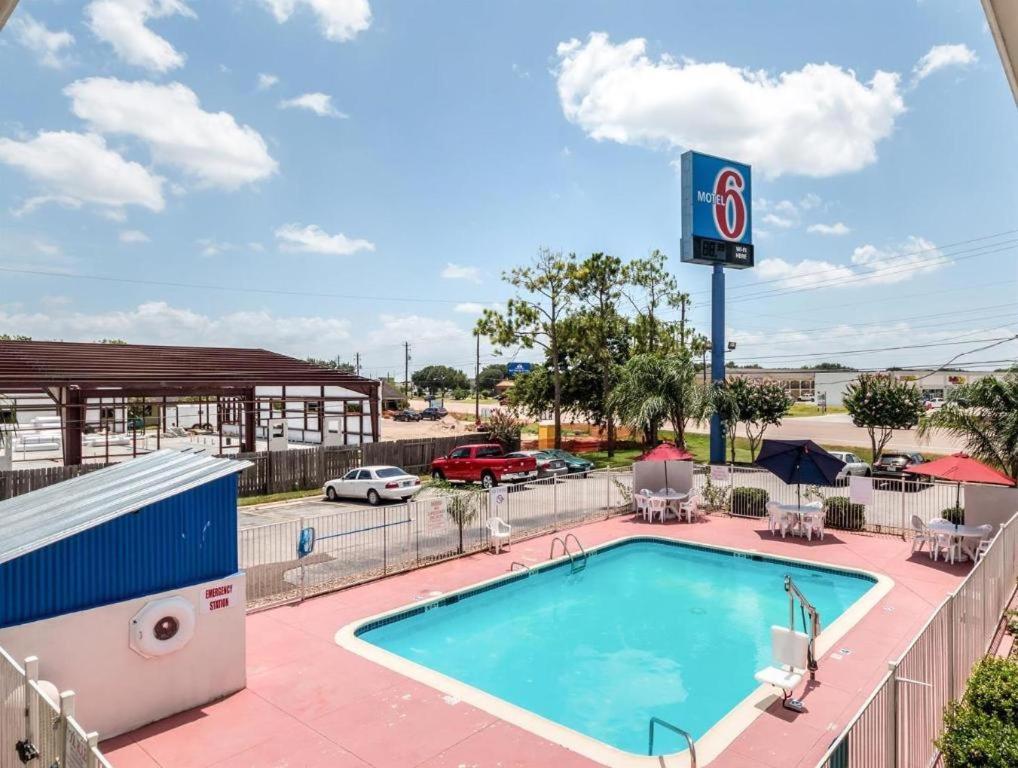 Quality Inn & Suites Victoria East Extérieur photo
